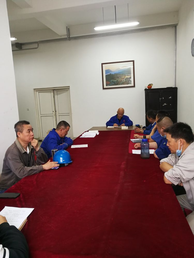機(jī)加裝配黨支部召開(kāi)全體黨員大會(huì)，組織主題教育學(xué)習(xí)。